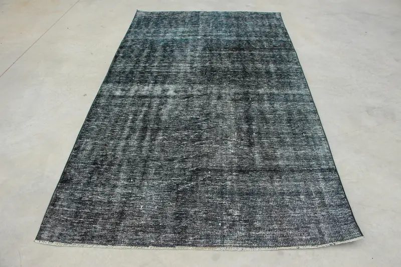 Türkischer Vintage-Teppich, 4,8 x 8,2 Fuß großer Teppich, schwarzgrauer Karoteppich - 1