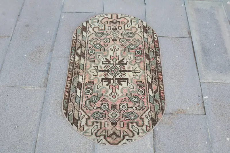Türkischer Vintage-Teppich, 1,9 x 3 Fuß großer Oushak-Teppich, braun-rosa Teppich mit Tiermuster - 1