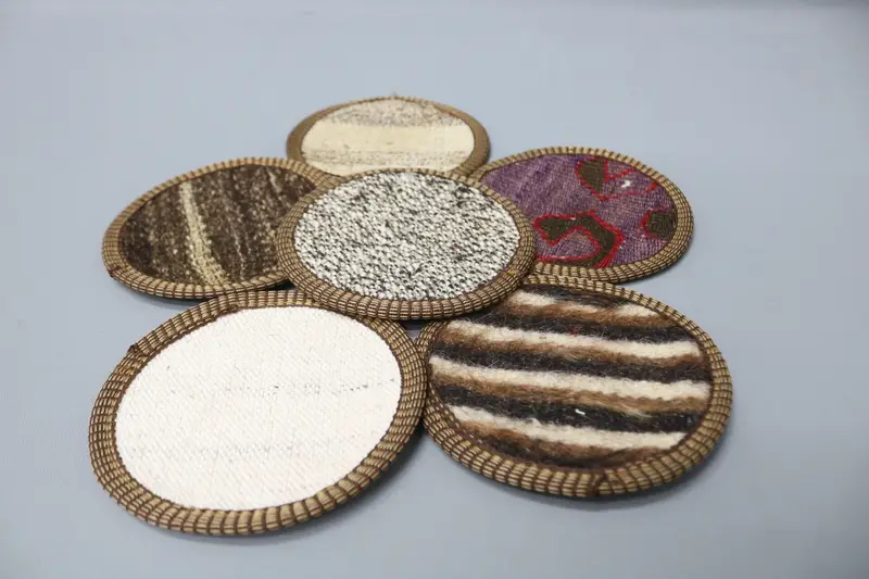 Beyaz ve Kahverengi Çizgili Bardak Altlığı, Dayanıklı ve Benzersiz Bardak Altlığı