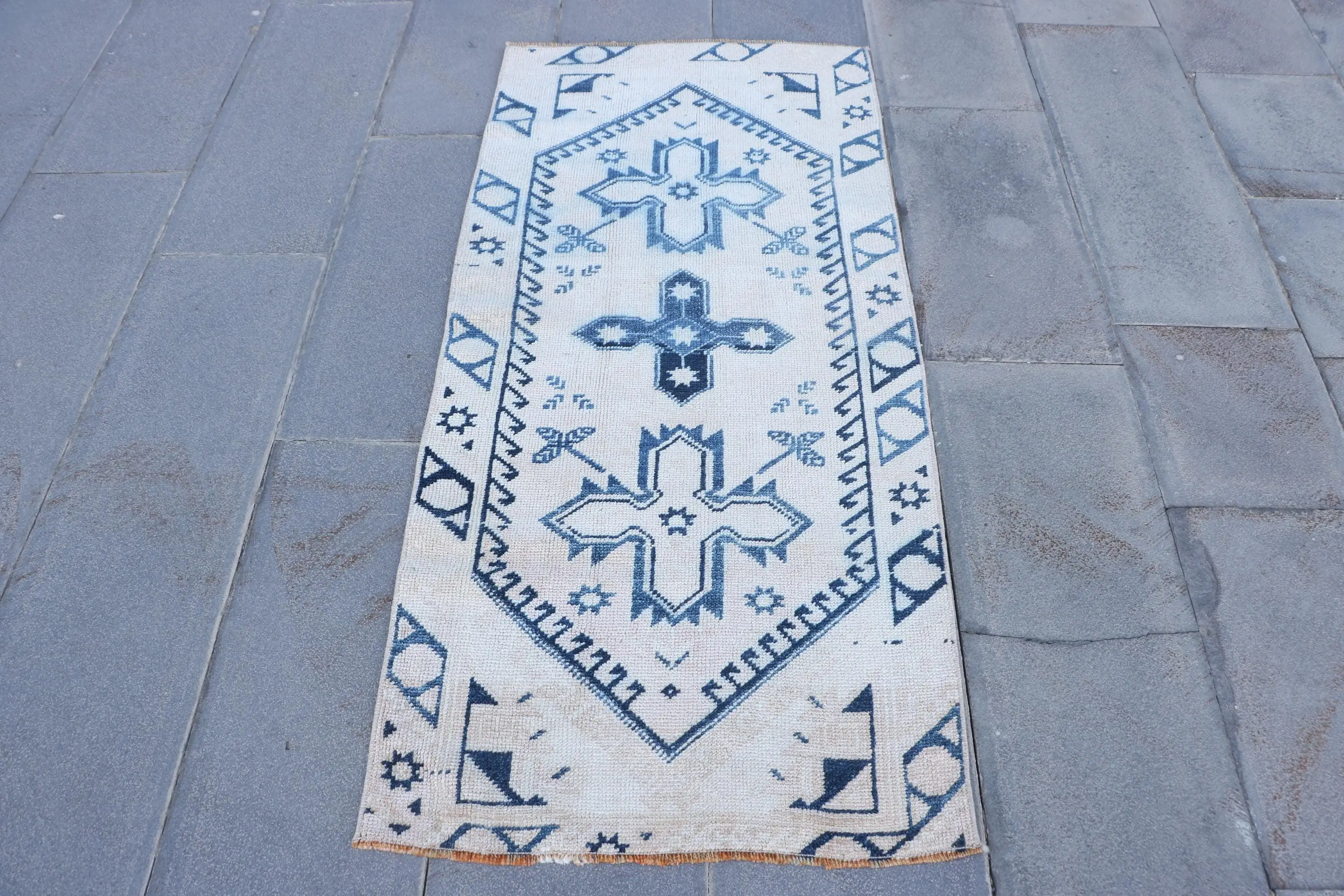 Vintage Rug, Small 2.2x5 ft Turkish Rug, White Animal Print Wool Rug - 1