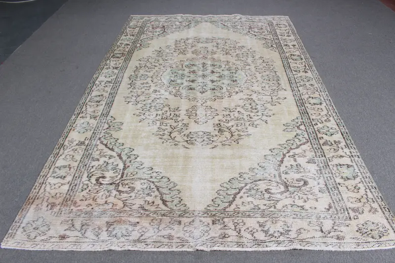 Türkischer Vintage-Teppich 5,9 x 9,3 Fuß, weißer Oushak-Teppich - 1