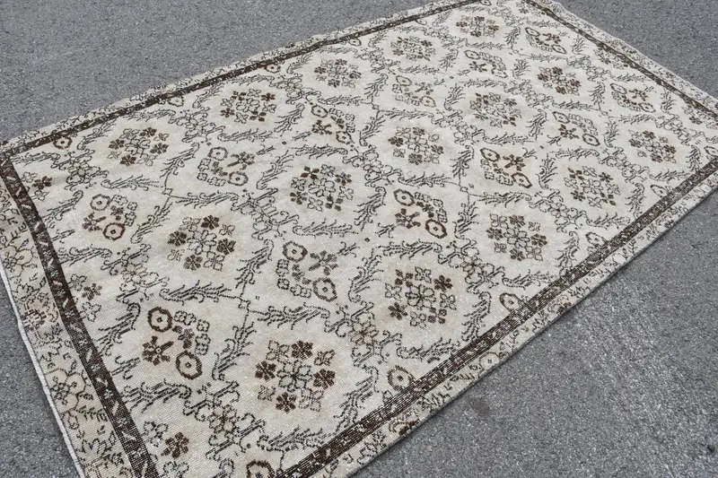 Vintage 5x8,7 ft Teppich, großer türkischer Teppich, braun-weißer Wollteppich mit Pflanzen und Bäumen - 1
