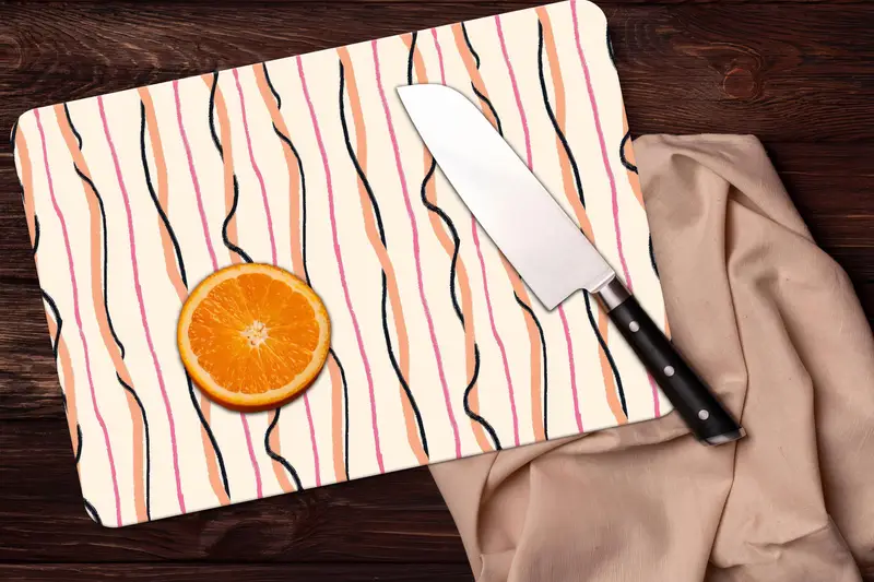 幾何学模様のガラスまな板、モダンなキッチンの必需品