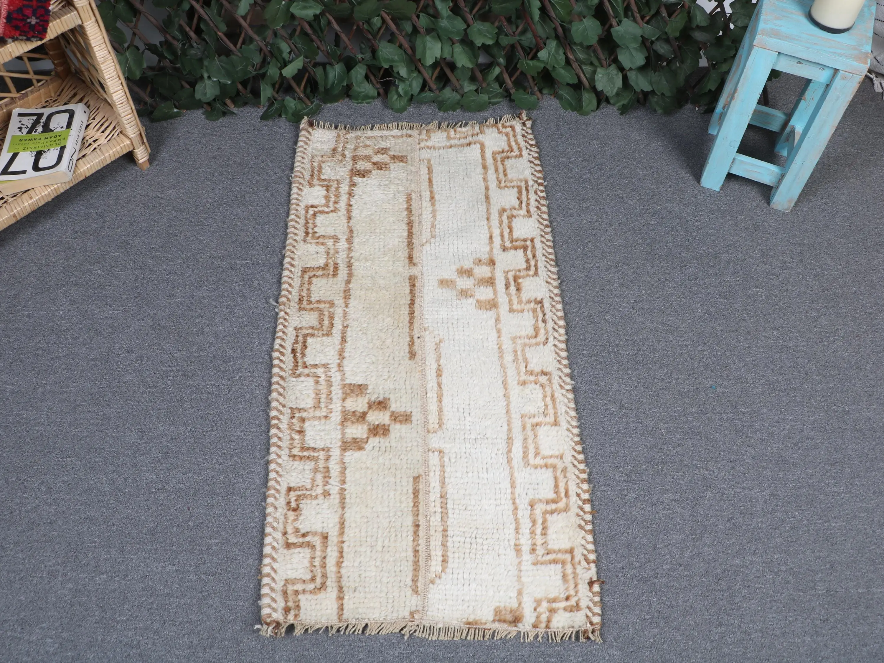 Vintage Rug, 1.6x3.37 ft Turkish Rug, White Plants & trees Wool Rug - 1