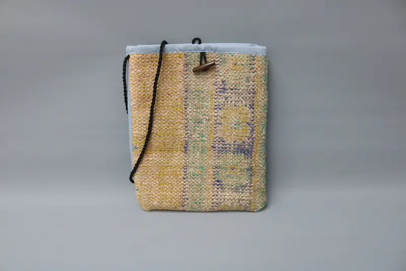 調節可能なストラップ付きキリムバッグ、ヴィンテージモチーフのウールクロスボディバッグ