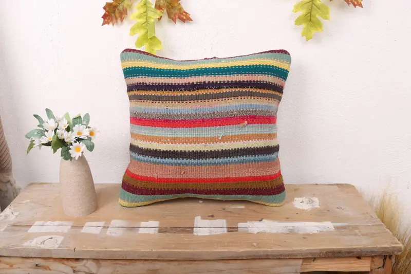 Rot gestreiftes Wurfkissen mit bronzenen Akzenten, Vintage besticktes Kissen