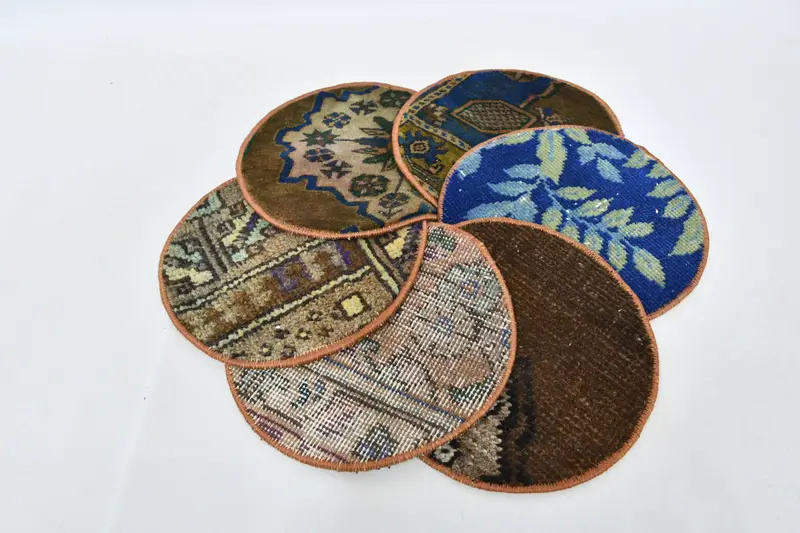 Elegante mantel individual Kilim marrón y bronce, posavasos redondo tradicional