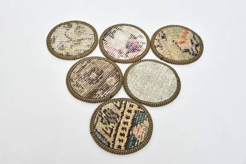 Zarif Beyaz ve Bej Bardak Altlıkları, Dayanıklı ve Şık İçecek Altlıkları