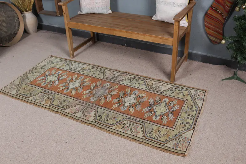 Alfombra Ikat verde, 2,6x5,9 pies con detalles en naranja