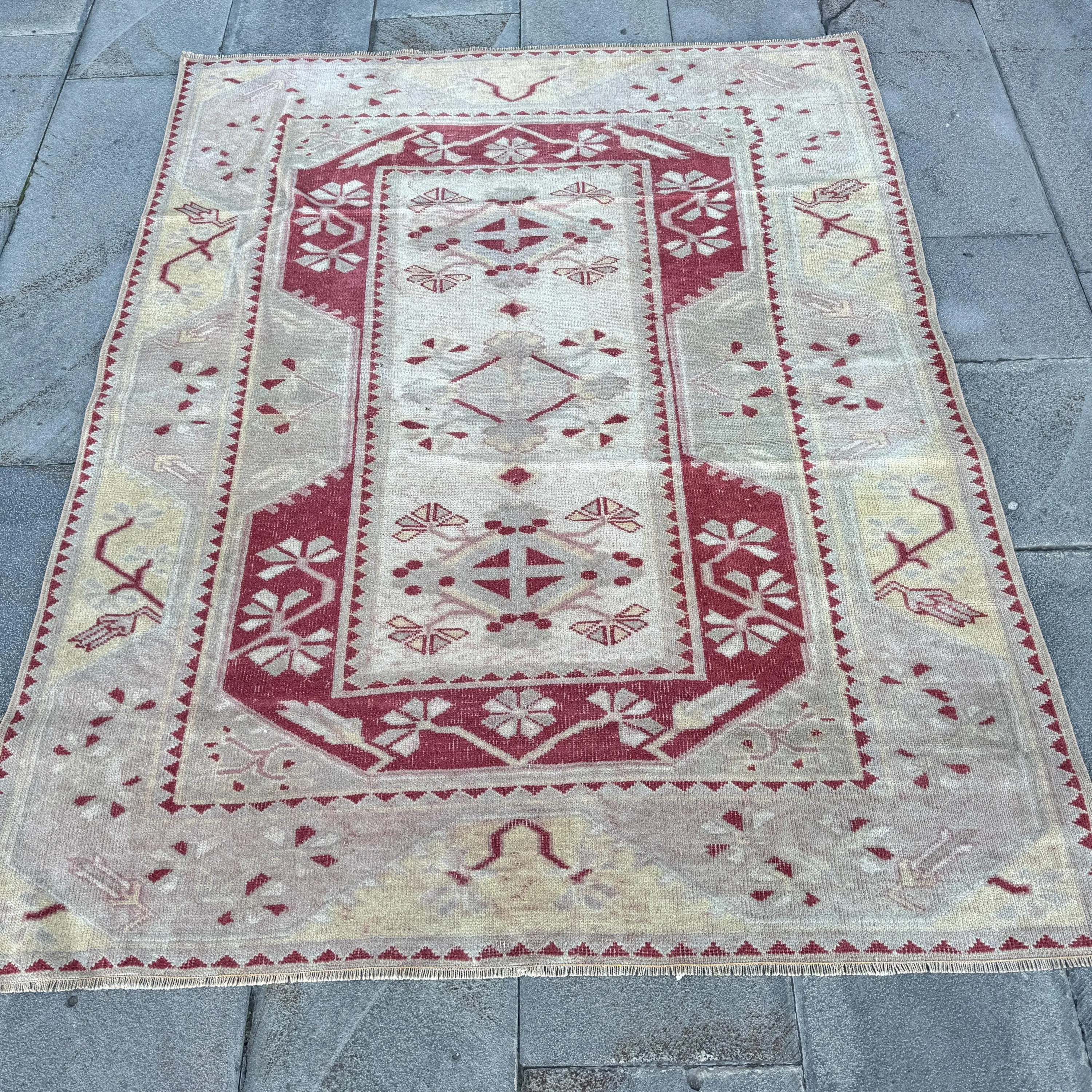 Türkischer Vintage-Teppich, 4,4 x 5,6 Fuß großer Teppich, rotgrau gestreifter Teppich - 1