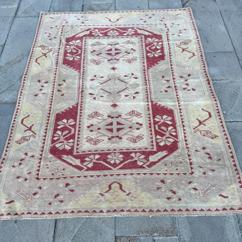 エレガントなベージュ&レッドラグ、4.4x5.6フィートストライプ幾何学模様