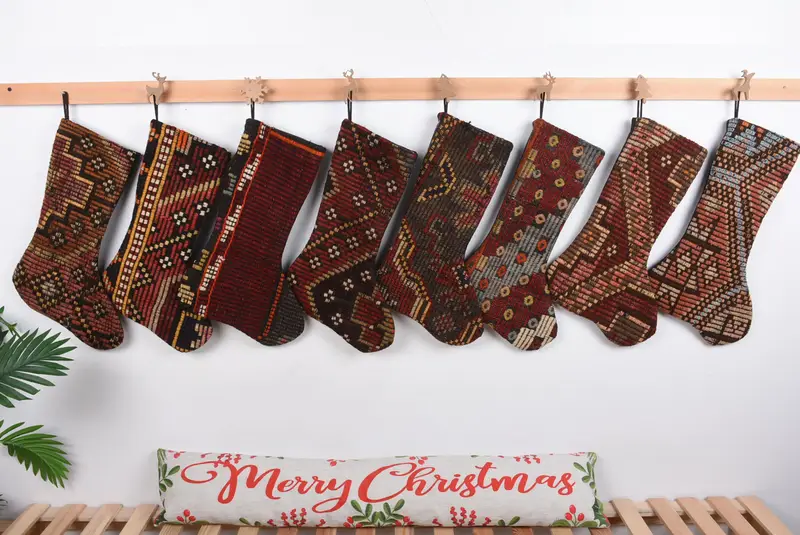 Medias estampadas con adornos navideños marrones, decoración de chimenea de 8 pulgadas de ancho