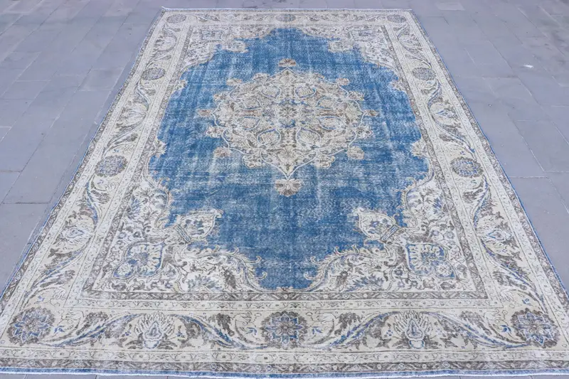 9,1x13,2 ft türkischer Vintage-Teppich, Übergröße-Teppich, blau-weißer floraler Wollteppich - 1