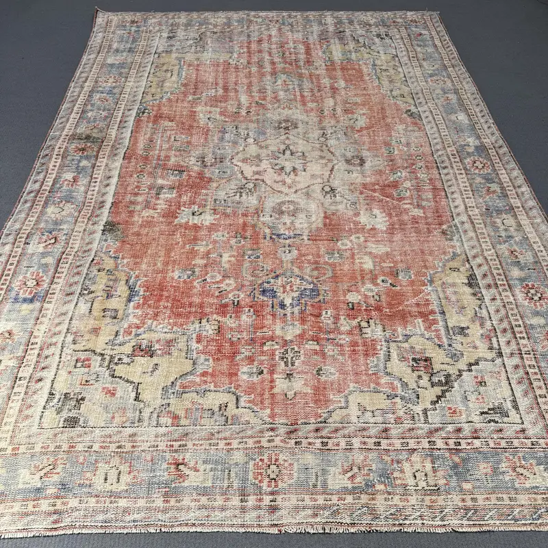 赤と青の花柄ラグ、6x10フィートのエレガントな装飾