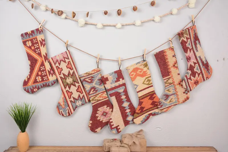 Şenlikli Kilim Deseni, 7 İnç Dokuma Noel Çorabı