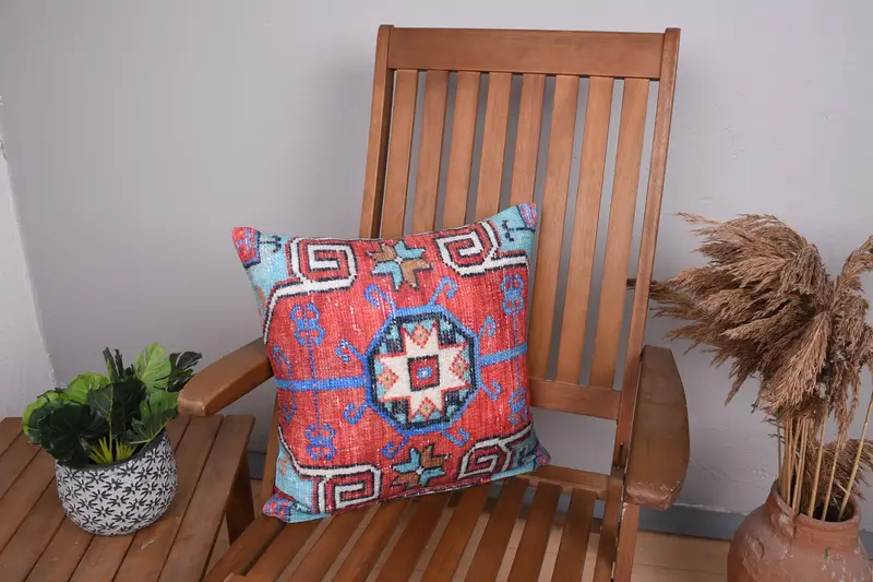 Rotes Leinen-Wurfkissen mit Blumenstickerei, quadratisches Vintage-Kissen