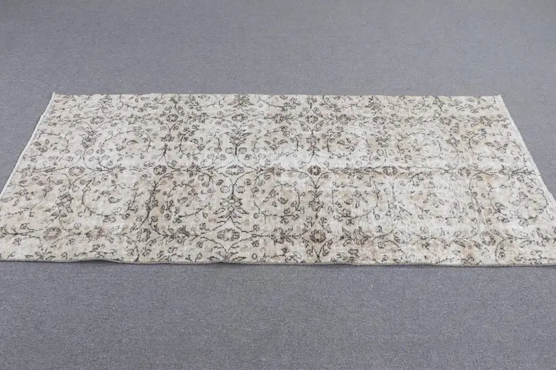 エレガントなベージュ&ブラウンラグ、3x6フィートの水玉模様デザイン