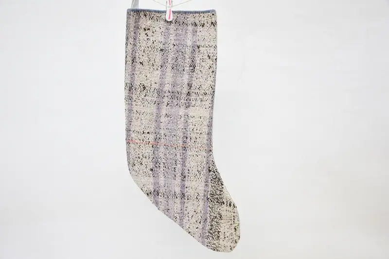 Lila und weißer Weihnachtsschmuck-Strumpf, festliche Weihnachtsdekoration