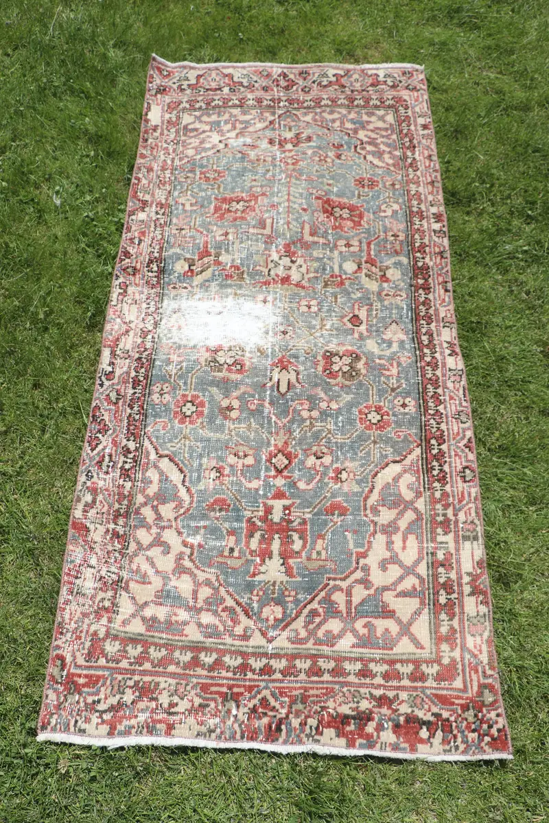 Blauer marokkanischer Teppich, 2,4 x 5,7 Fuß mit roten Akzenten