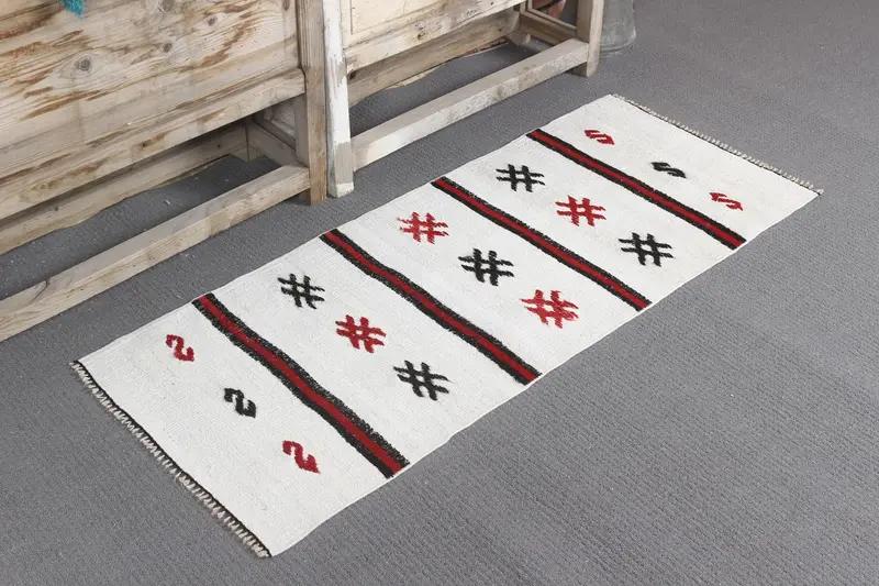 Alfombra Kilim turca 1,8x4,4 pies (55x135 cm), alfombra vintage abstracta blanca - 1