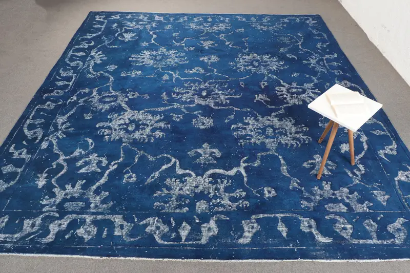 Handgefertigter Teppich in Blau und Beige, 0,9 x 11,5 Fuß großes Karomuster