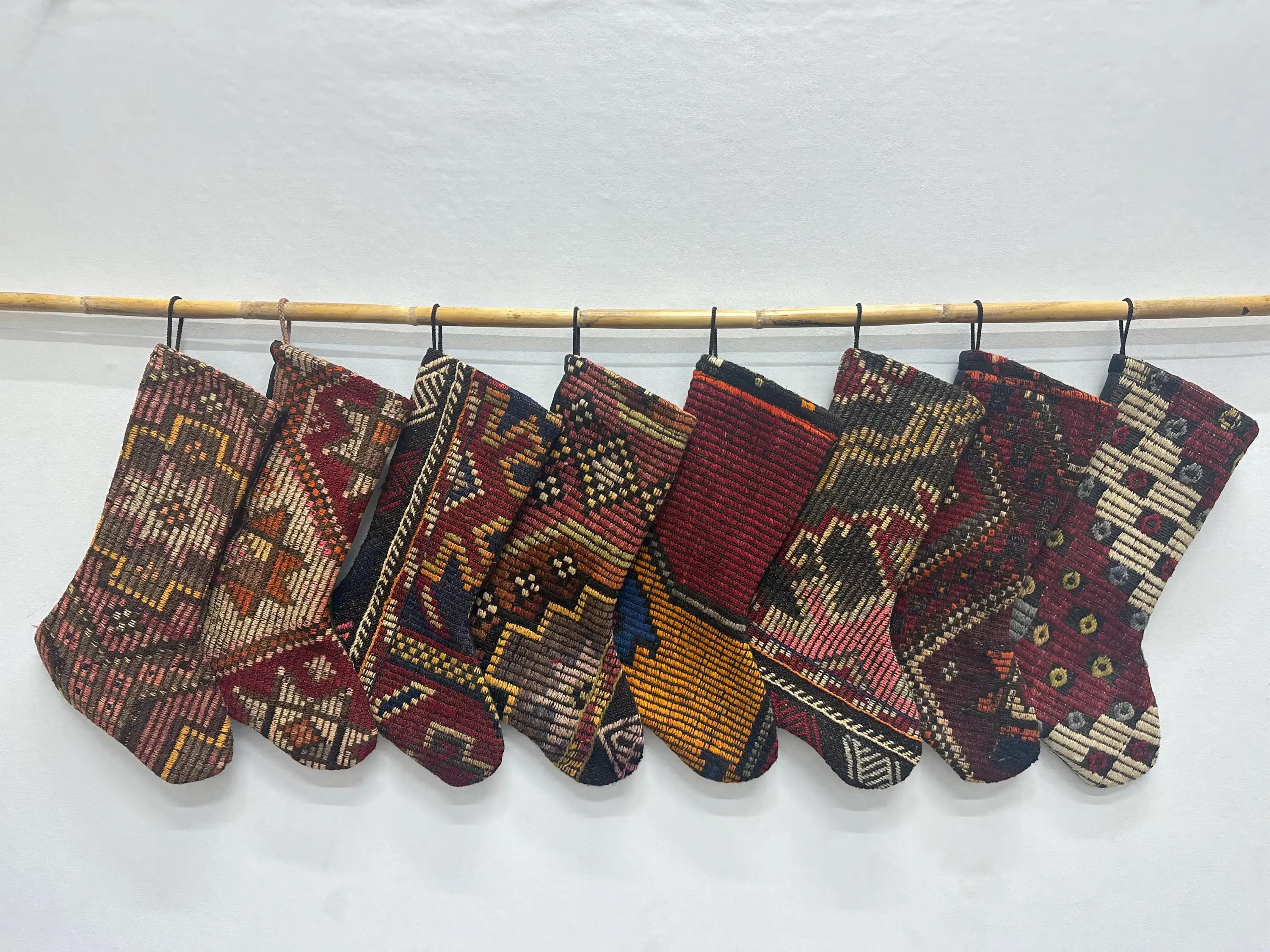 Roter und gelber Weihnachtsstrumpf, festlicher Strumpf mit Ornamentmuster - 1