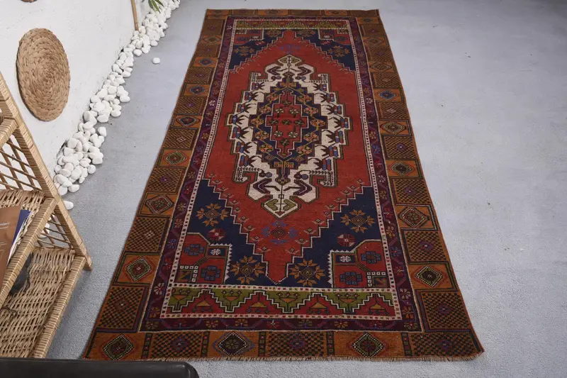 レッドモロッコラグ、3.9x8フィート、ブルーアクセント付き