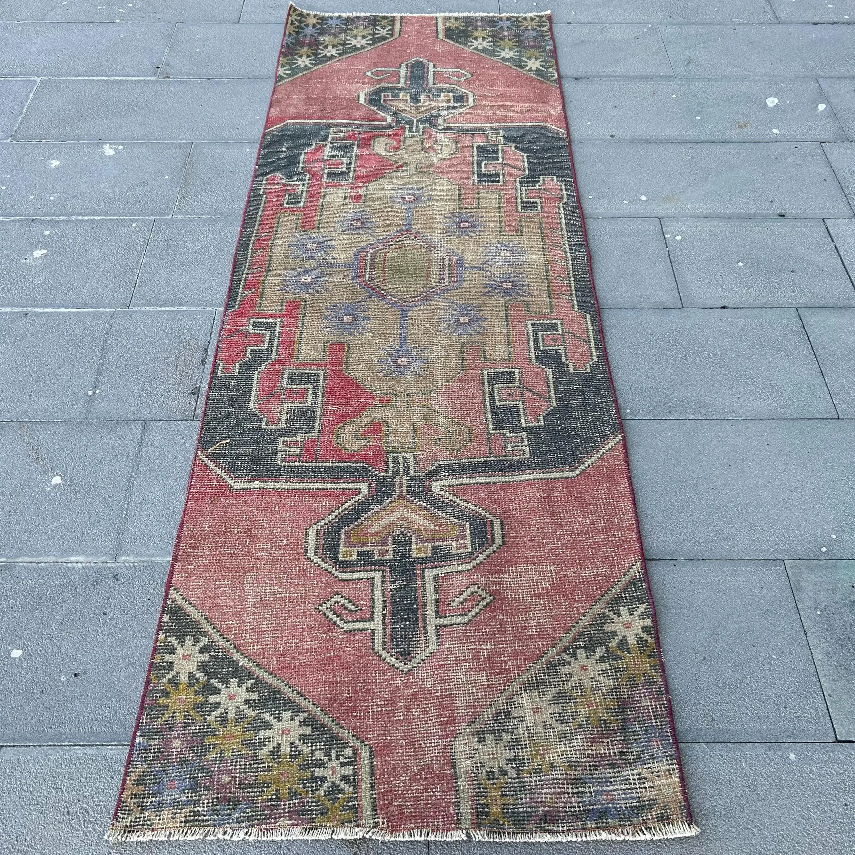 Türkischer Läuferteppich 2,6 x 7,4 Fuß (79 x 227 cm), Vintage-Teppich mit roten Pflanzen und Bäumen - 1