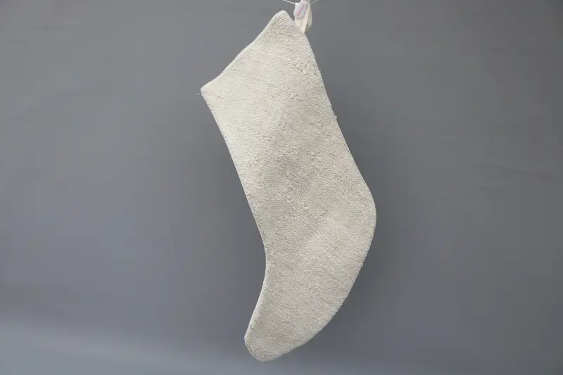 Medias navideñas beige con adornos blancos, decoración festiva