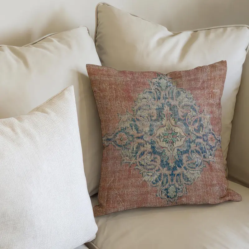 Individuell bedrucktes Kissen in Rot und Blau: Moderner Bettwäsche-Akzent für den Innenbereich