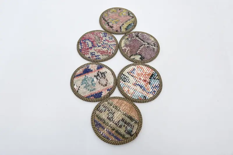 ボヘミアンベージュとグレーのラウンドコースター、スタイリッシュなボヘミアンコースター