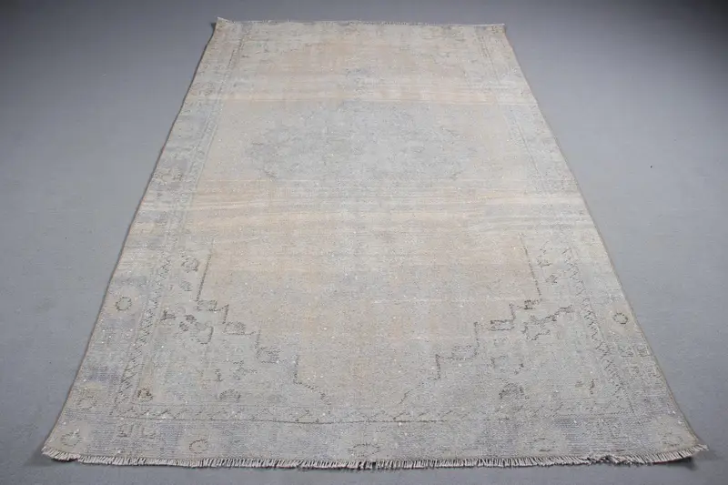 Vintage Oushak Teppich 5,2x8,1 ft, grau-weißer türkischer Wollteppich mit Blumenmuster - 1