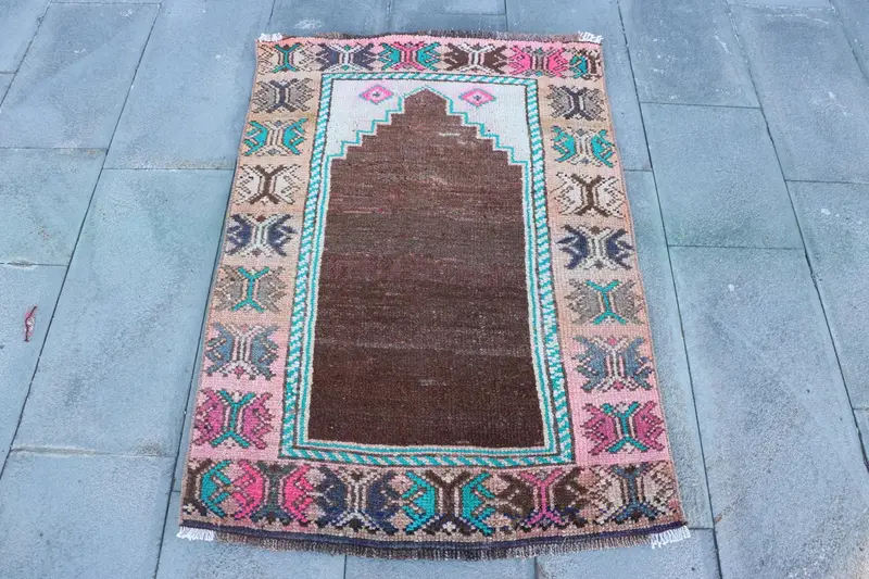 Brauner und grüner Teppich mit Tiermuster, 2,7 x 3,9 Fuß