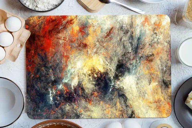 Tabla de cortar de vidrio contemporánea con patrones abstractos en rojo y amarillo