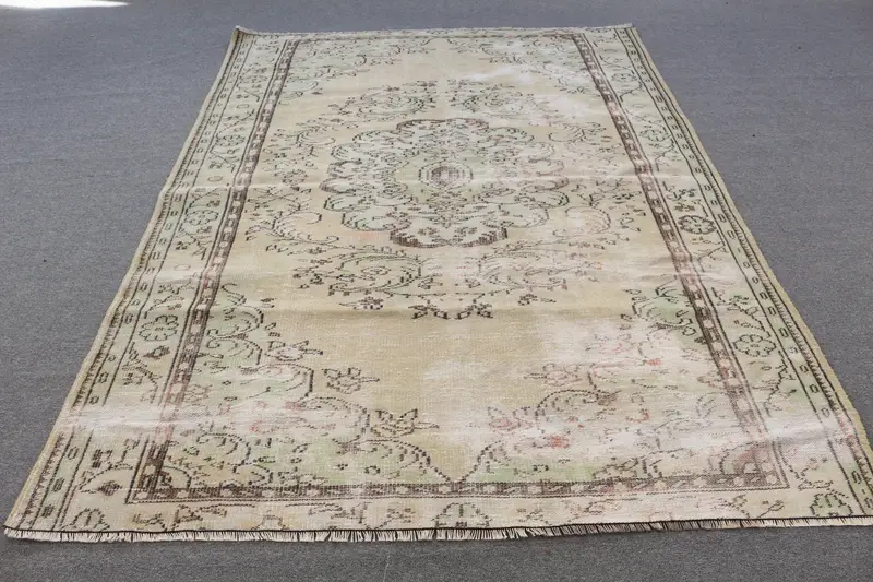 Yeşil ve Kahverengi Halı, 8,4x8,43 ft Geometrik Çiçek Desenli