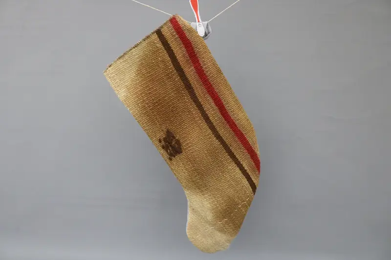 茶色の飾りが付いた赤いクリスマス ストッキング、幅 9 インチのストッキング