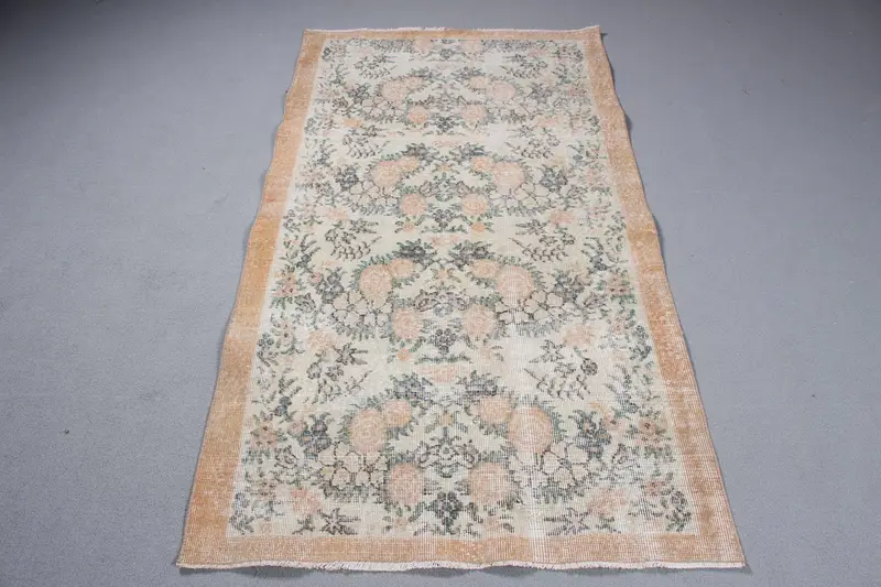 Alfombra Marroquí Verde, 3,4x6,2ft con Detalles en Naranja