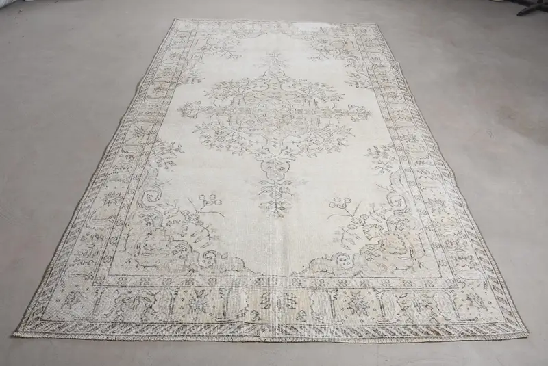 Vintage Oushak Rug 5.5x9.1 ft, White Gray Polka dot Wool Turkish Rug - 1