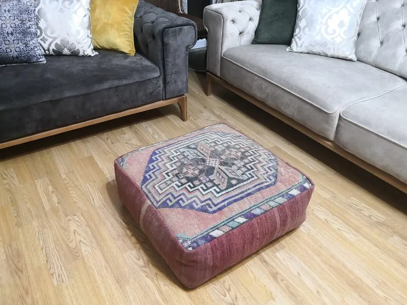 ブロンズキリムパターンの長方形の赤いプーフ、多用途のオットマンプーフ