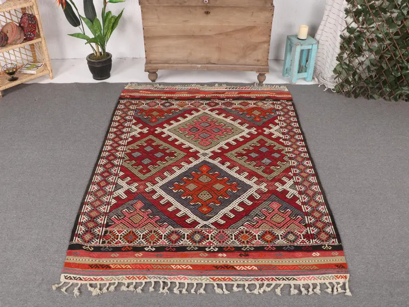 レッドフローラルラグ、4.4x6.1フィート、グリーンペイズリーアクセント