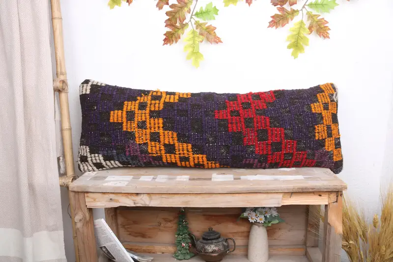 Gesticktes geometrisches Kissen in Lila und Orange, handgefertigtes Vintage-Dekor