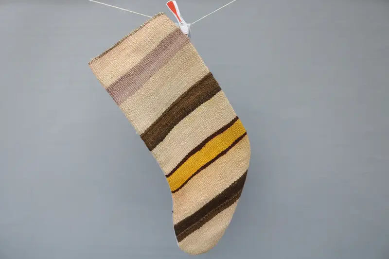 Zarif Bej ve Kahverengi Noel Süsleri Çorabı, Şenlikli Tatil Dekoru