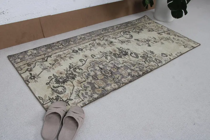 Vintage Halı, 2.4x5.1 ft Türk Halısı, Gri Kahverengi Puantiyeli Yün Halı