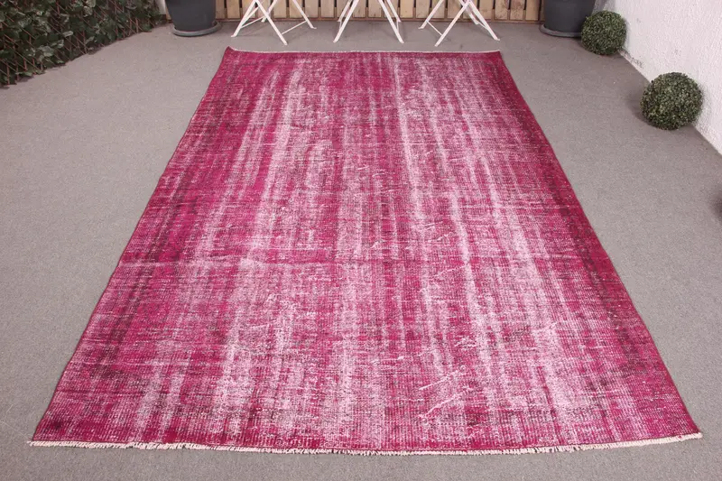 Handgefertigter lila marokkanischer Teppich, 5,5 x 9 Fuß, elegantes Dekor