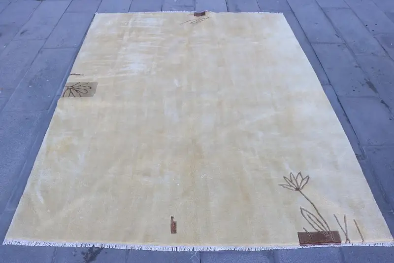 エレガントなベージュのペルシャ絨毯、5.5x7.1フィートのシックな装飾