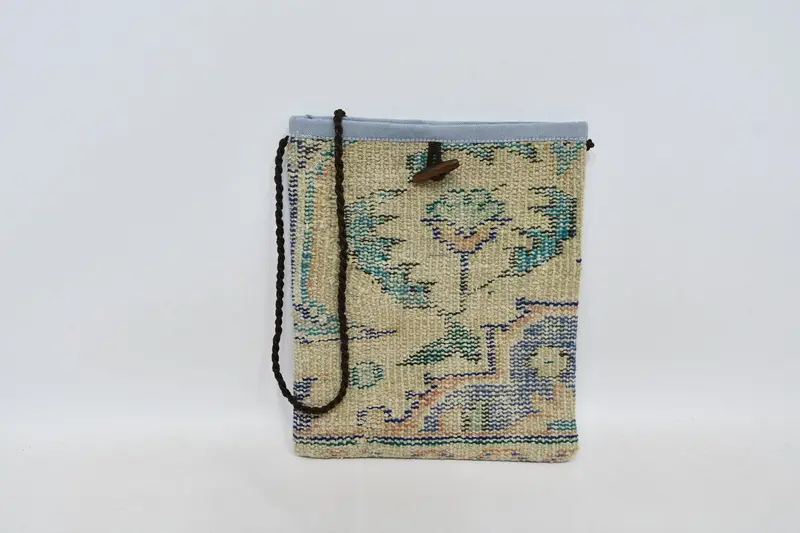ヴィンテージモチーフのミニマリストキリムバッグ、調節可能なウールクロスボディバッグ