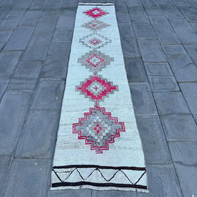 Elegant White Rug with Pink Accents, 2,2x11,5 ft