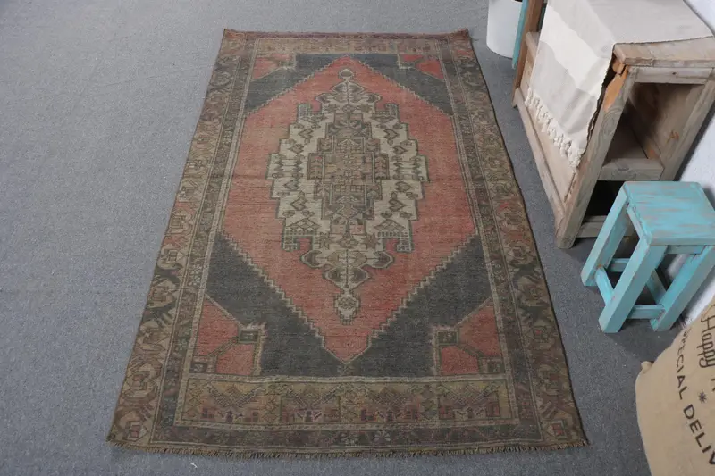 Alfombra abstracta verde, 3,6x6,3 pies con detalles en rojo