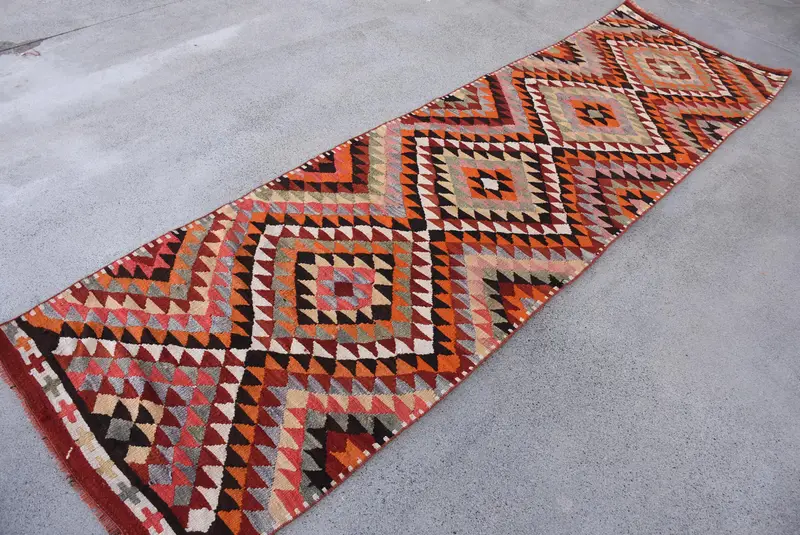 2,9 x 10,5 ft großer Vintage-Teppich, türkischer Läuferteppich, rot-orangefarbener Tierdruckteppich - 1