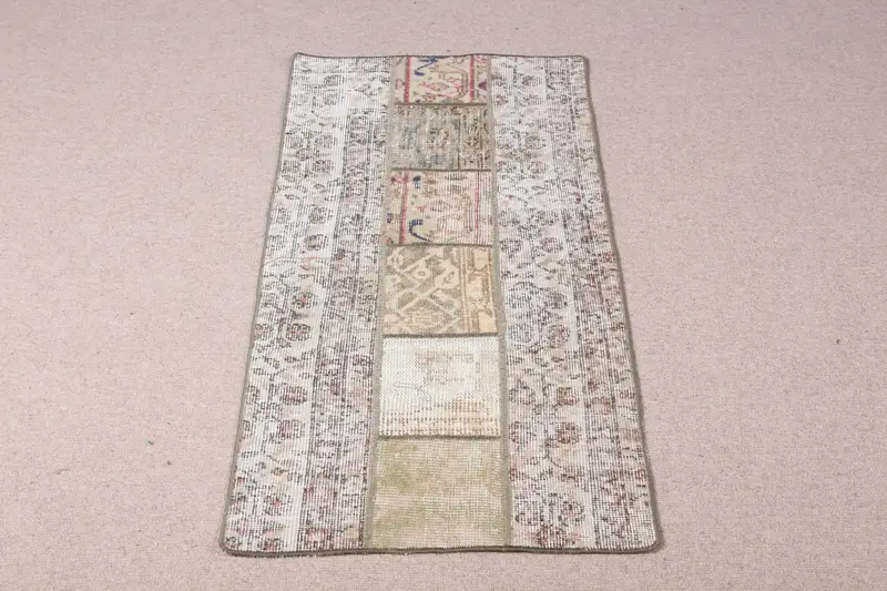 Eleganter beiger Teppich mit grünen Akzenten, 1,9 x 3,9 Fuß